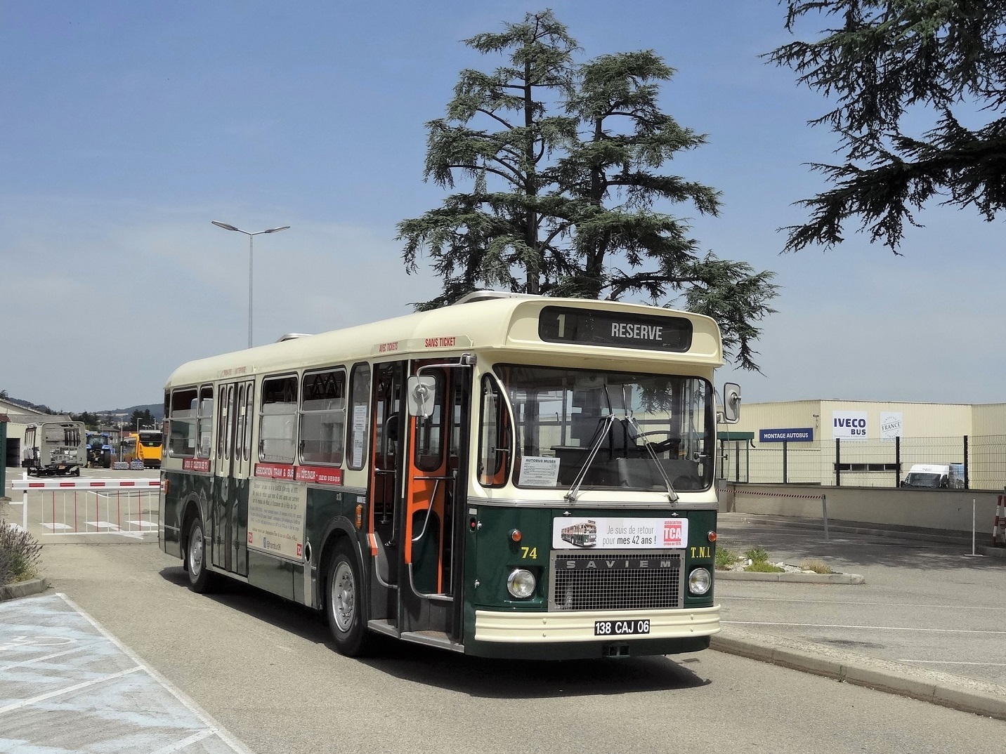 5bTCA5d 74 l27usine Iveco Bus d27Annonay droite motage bus barrire entre 08 07 2017 F. Giana