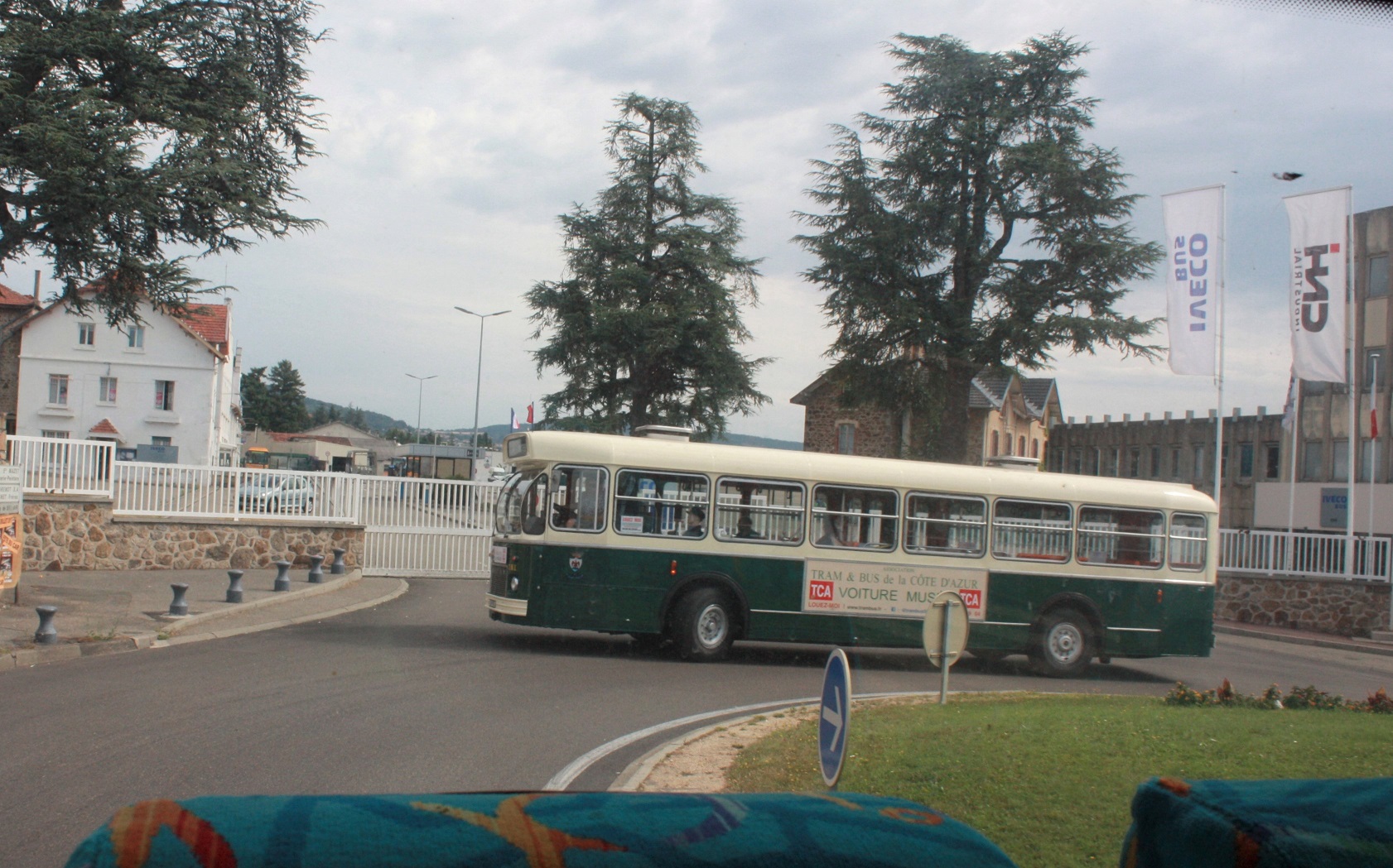 7eme Fete du Car de Vanosc avec SC10L 74 TCA vu depuis le FR1 de Standard 216 devant usine Iveco Bus Annonay 09 07 2017 J M Guetat