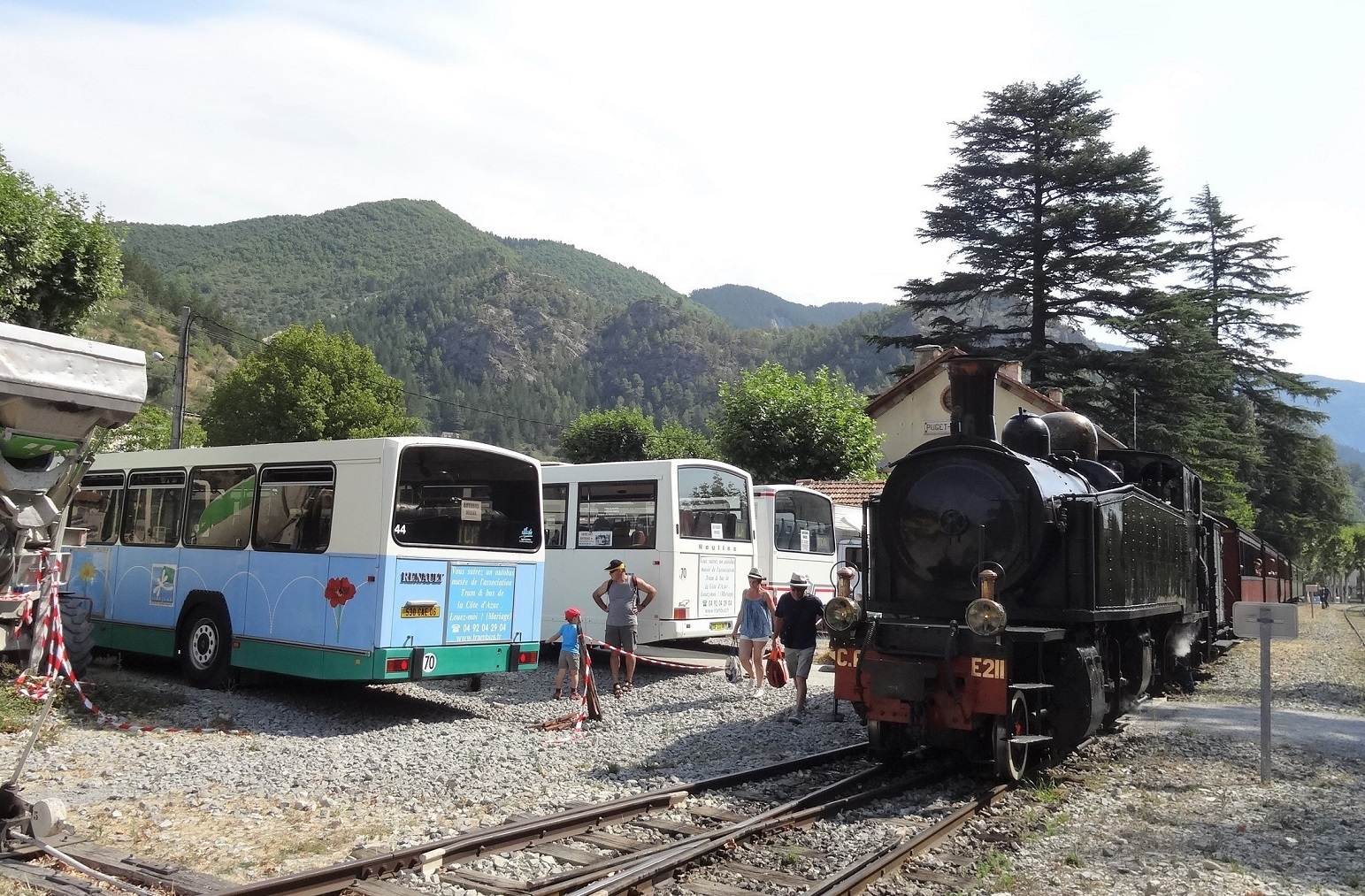 sortie TCA Train des Pignes 30 07 2017 nos 3 bus et le train vapeur Puget 11 H 00 F. Giana