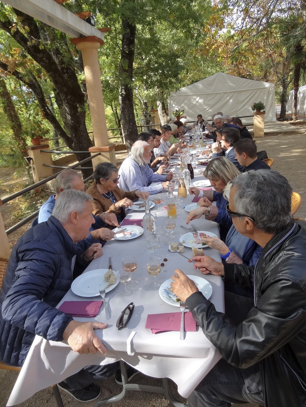 sortie Grotte St Cezaire 2017 notre tablee en terrasse F. Giana